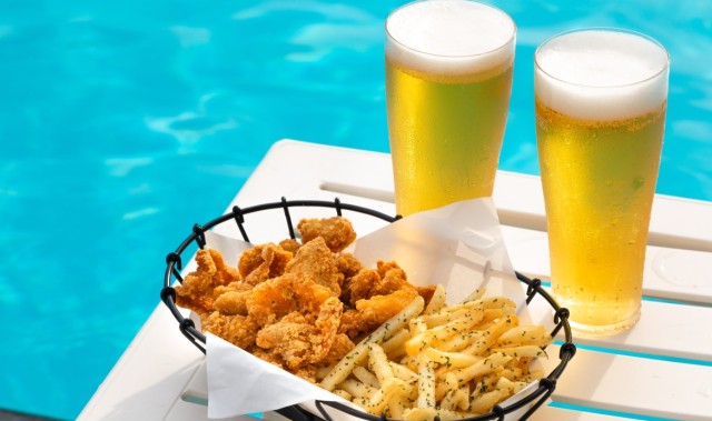 “在茂密的森林中开放的室外游泳池